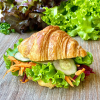 Sandwich de croissant con verduras 