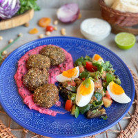 Falafel con hummus de remolacha y ensalada con huevo duro