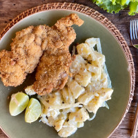 Milanesa de pollo con ensalada alemana