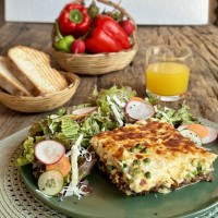 Pastelón de papa relleno de estofado lentejas y vegetales con ensalada