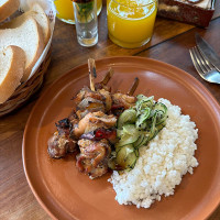 Brochetas de pollo teriyaki y arroz japonés con sunomono 