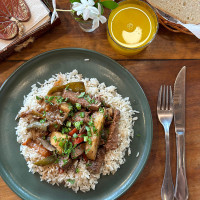 Lomo saltado con vegetales, papas fritas y arroz blanco