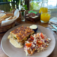 Pastelón de papa relleno de vegetales con ensalada de repollo