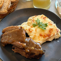 Vacio al horno con papas a la crema gratinada