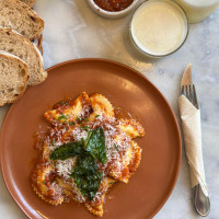 Mezzelune rellena de queso maduro con pomodoro arrabbiata