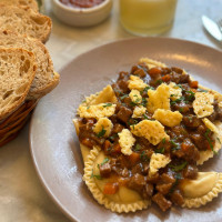 Mezzelune rellena de queso maduro con salsa de carne