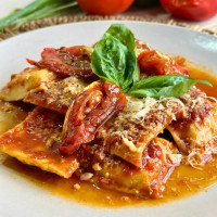 Ravioles de albahaca y ricotta con ragú de tomate