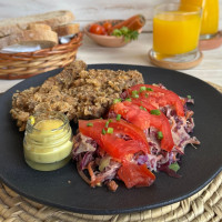 Pollo frito con ensalada de repollo, mayonesa de miel y tahine