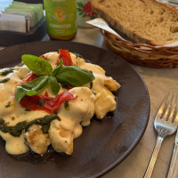 Ñoquis de mandioca con salsa de queso, tomate asado y pesto