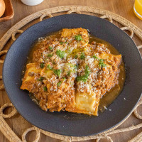 Ravioles capresse con salsa boloñesa