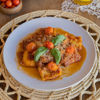 Ravioles capresse con ragú de tomate y queso sardo