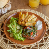 Hamburguesa de lentejas con papas asadas