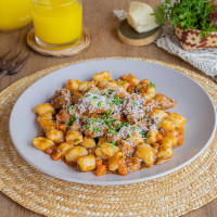 Ñoquis de batata con estofado de pollo