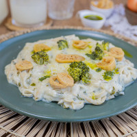 Spaguetti a la fiorentina, brocoli y chips de chipa