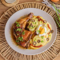 Muslo de pollo asado con papa a la huancaina