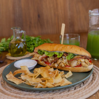 Baguettin de pollo con chips de mandioca