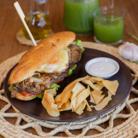 Baguettin de bife koygua con chips de mandioca