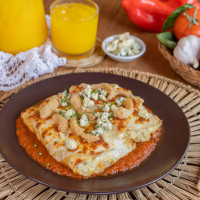 Canelones rellenos de cebolla y queso azul con ragu