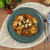 Mezzelune rellena de queso, salsa tuco con carne