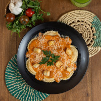 Mezzelune rellena de queso con salsa rosa y crutones
