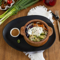 Bibimbap de vegetales, huevos y salsa agridulce