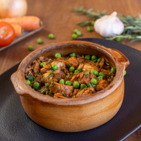 Guiso carretero de pollo asado y arvejas