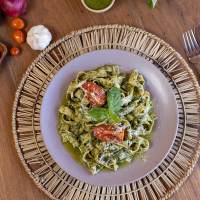 Tagliatelle con salsa pesto y tomate confitado