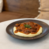 Goulash con aligot de papa