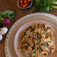 Tagliatelle con salsa boloñesa y chips de chipa