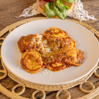 Sorrentino relleno de pollo con ragú y queso sardo