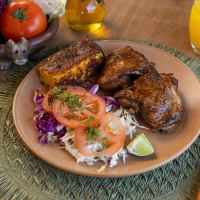 Pollo asado con chipa guasu y ensalada de repollo